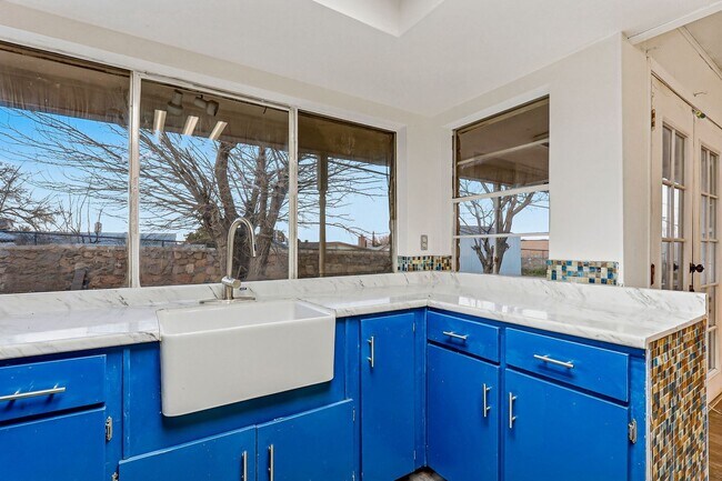 Building Photo - 4613 Sun Valley Dr