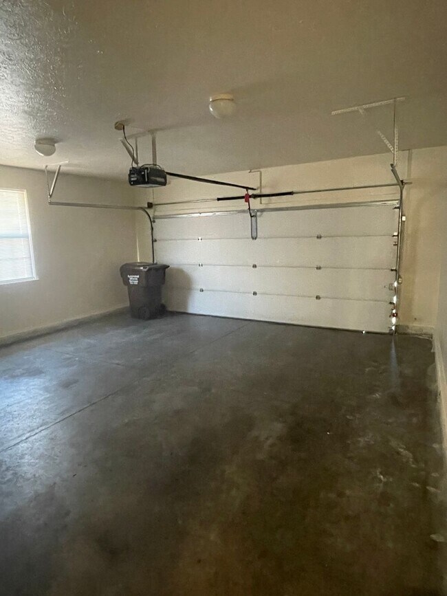 Building Photo - Executive Rental All Brick Home near South...