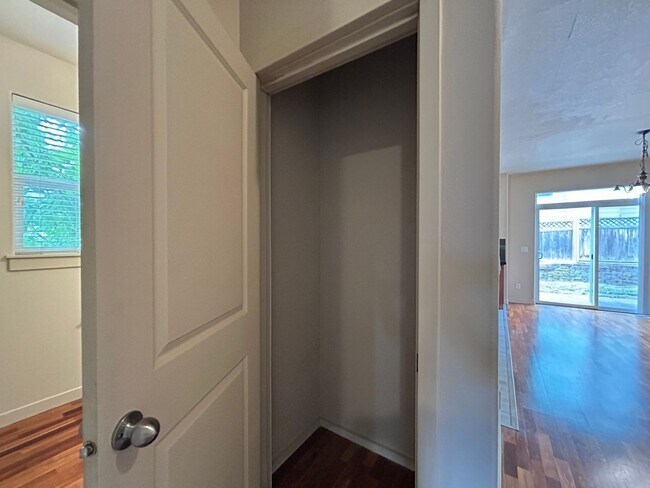 Building Photo - Spacious 4 Bed, 2.5 Bath Home!