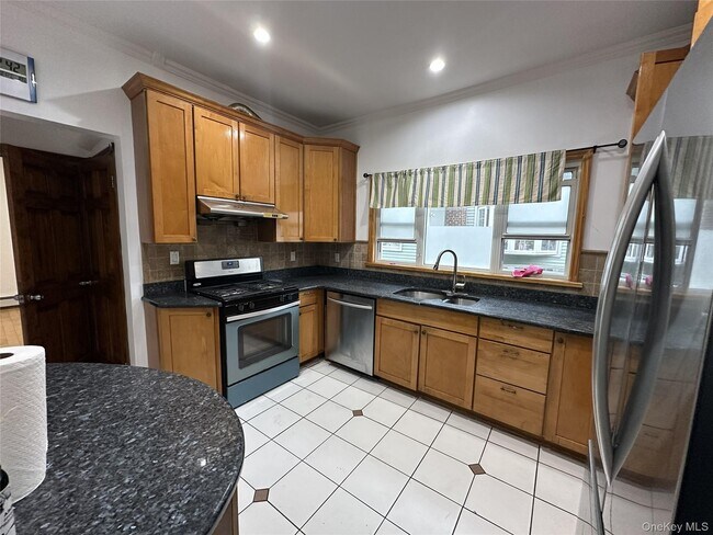 Building Photo - 168-04 35th Ave