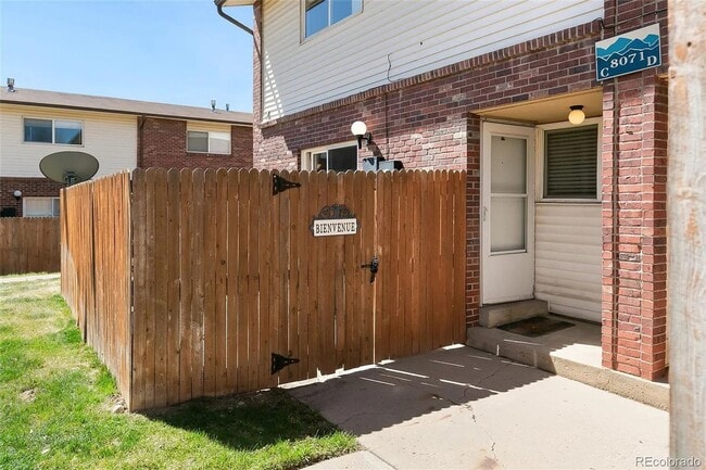 Building Photo - Westminster Townhome