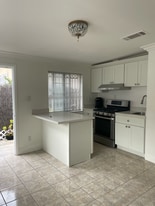 Building Photo - 530 N Wilton Pl