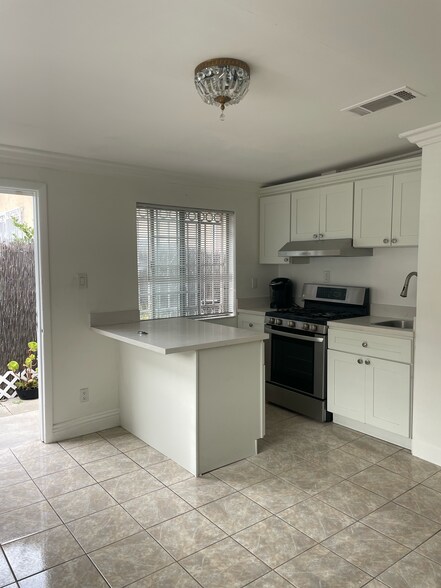 Primary Photo - 530 N Wilton Pl