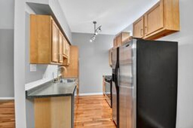 Building Photo - Fabulous 2BR/1BA Top Floor Condo in Grosve...