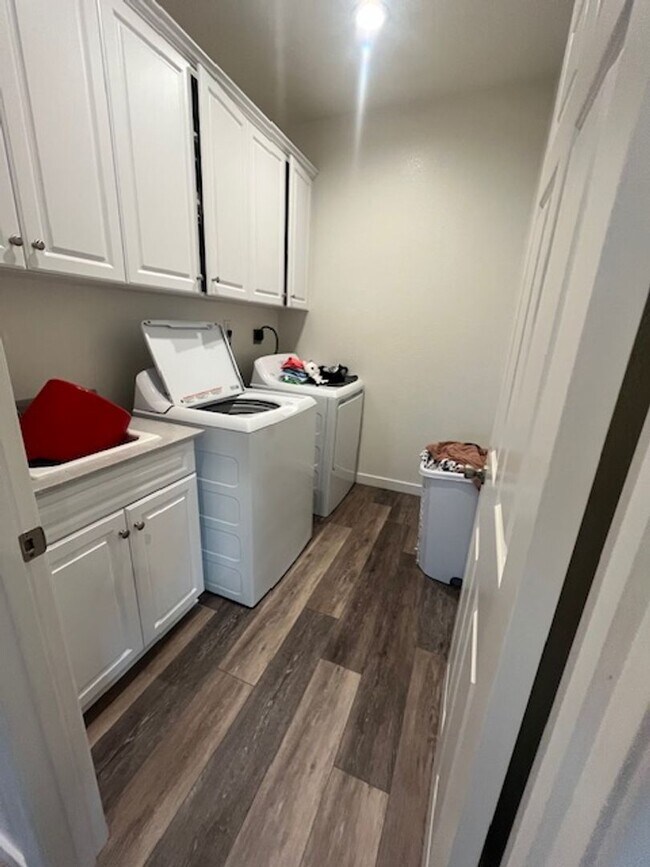 Building Photo - Charming Single-Story Home for Rent – Ener...
