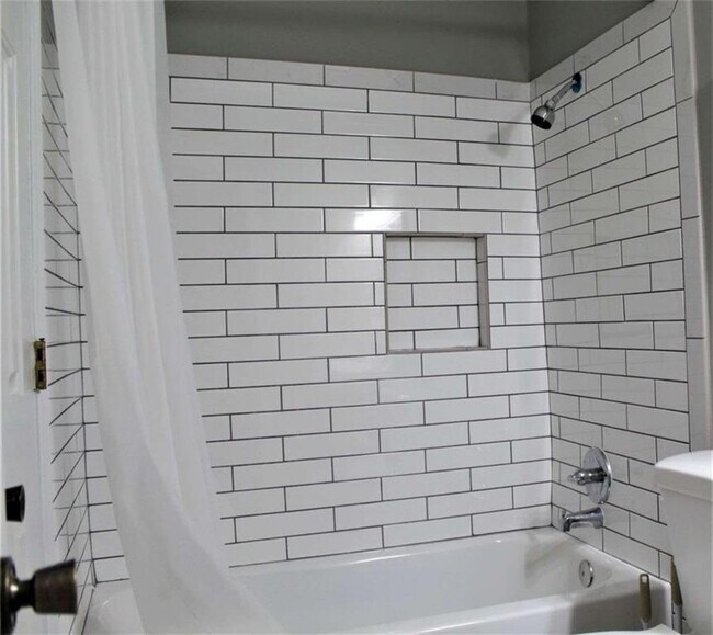Building Photo - 1068 Falling Water Dr