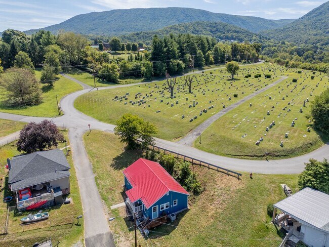Building Photo - Charming updated 2 bedroom 1 bath home in Narrows VA
