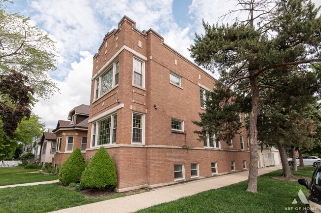 Building Photo - 3301 N Kilbourn Ave