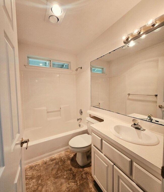 Building Photo - ***PENDING APPLICATION***Single Level 3 Bedroom, 2.5 Bath Spacious Home For Rent in Port Ludlow!