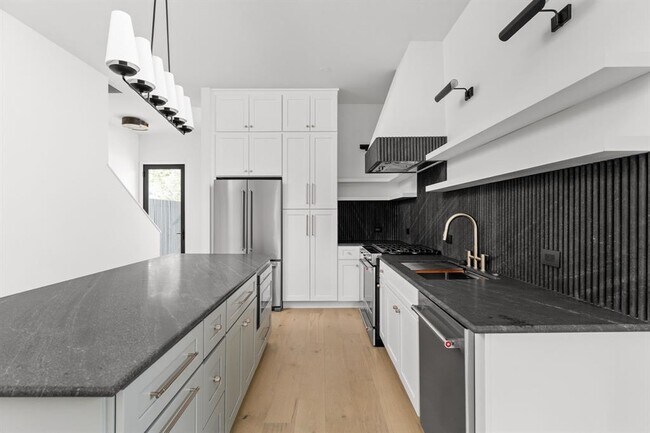 Building Photo - 912 1/2 E 50th St