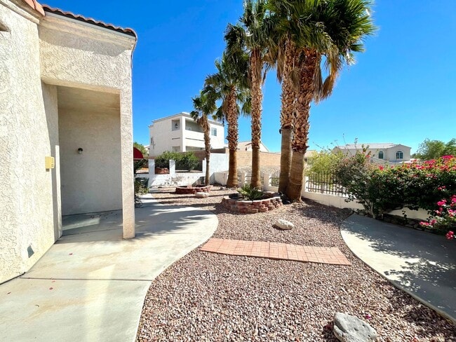 Building Photo - Great 3 Bedroom, 2 Bathroom Home in El Camino Village on the Parkway!