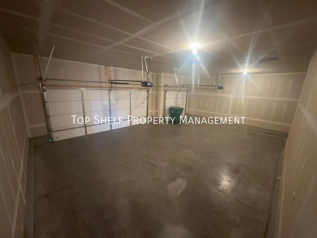 Building Photo - 1407 NE Crossing Oaks Dr