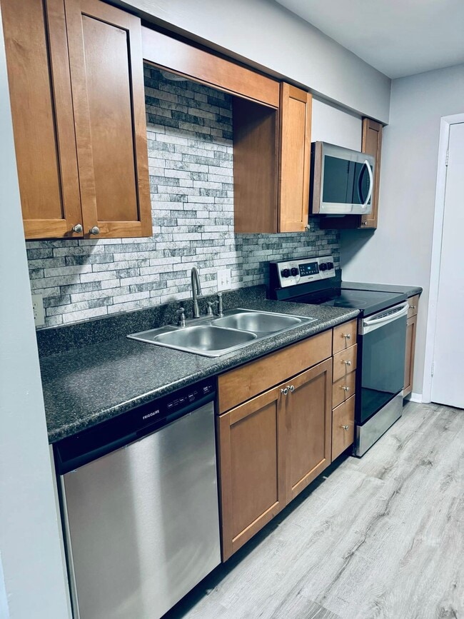 Building Photo - 1208 Schaub Dr