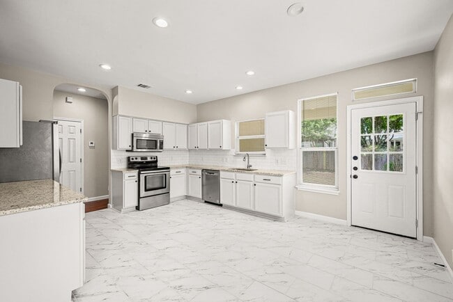 Building Photo - For Rent! Updated Single Story in Sonoma R...