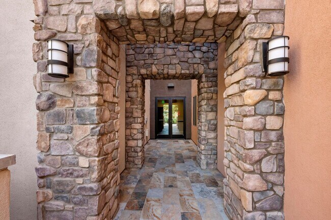Building Photo - 4803 N Woodmere Fairway