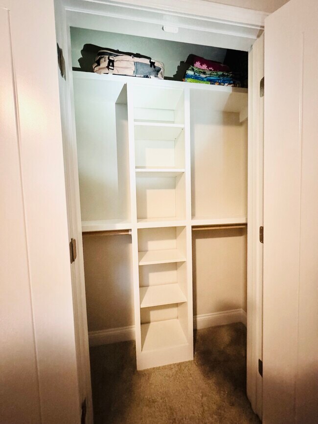 Building Photo - 615 Overland Ct