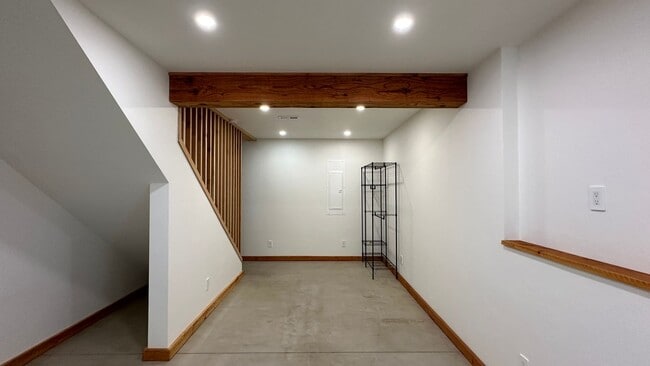Building Photo - Downtown Roslyn Charmer  All the bells and...