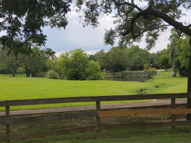 Building Photo - 502 Birdsong Dr