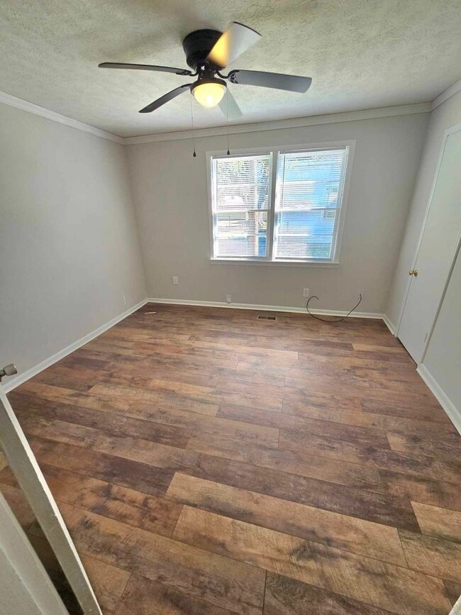 Building Photo - 5 bed and 3 bath (4 bed/2bath house) & (1 bed/1 bath home)