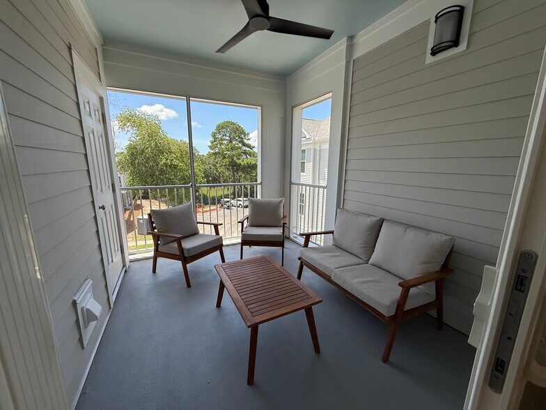 Building Photo - 130 River Landing Dr
