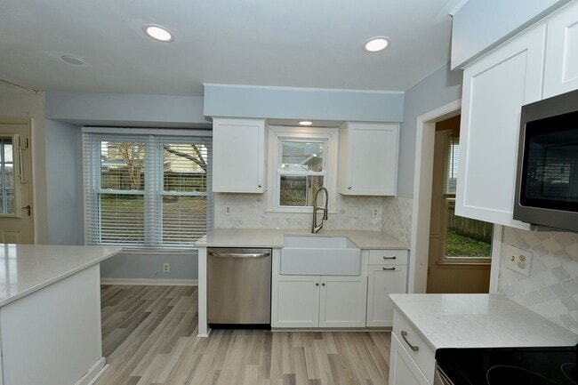 Building Photo - Gourmet Kitchen!