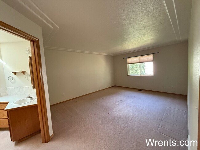 Building Photo - Available NOW!!!!! 3200 sqft home with Gol...