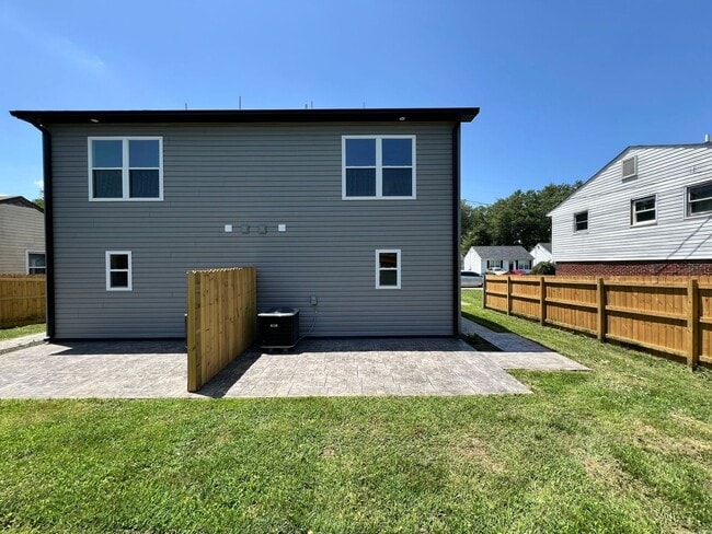 Building Photo - 703 Bibb St NE