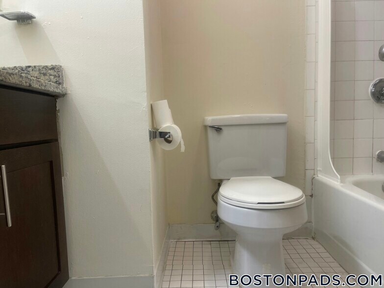 Building Photo - 140 N Beacon St