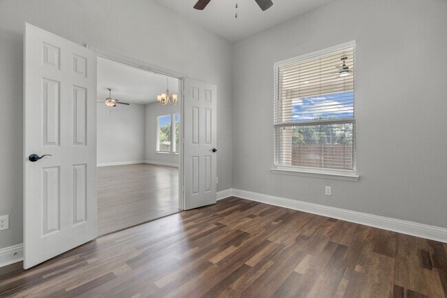 Building Photo - 1440 Lakeview Dr