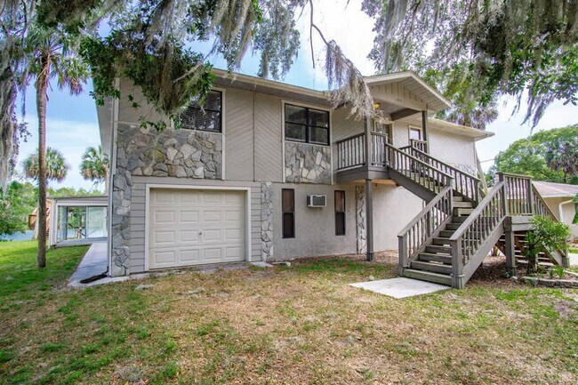 Building Photo - 1045 N Cres Dr