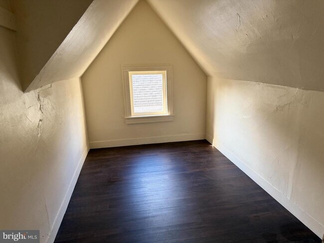 Building Photo - 112 W Main St