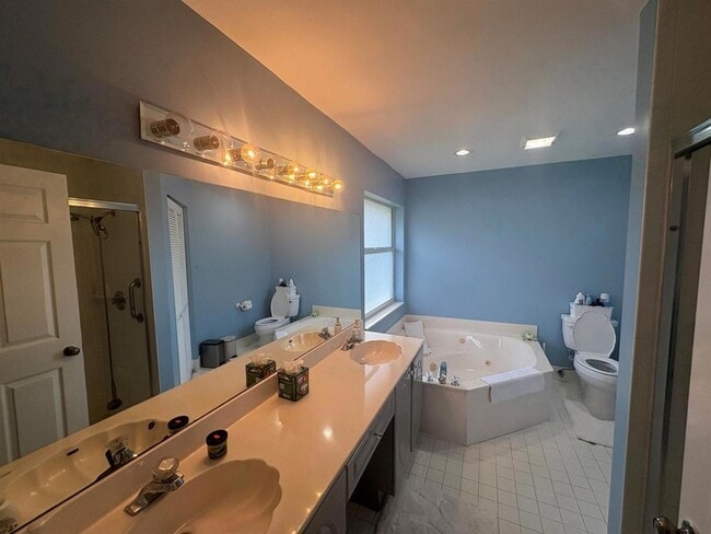 Building Photo - 7275 Summer Tree Dr