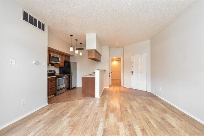 Building Photo - 10855 Meadowglen Ln