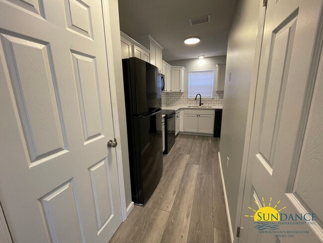 Building Photo - Quaint 3 Bedroom Townhouse in Shalimar