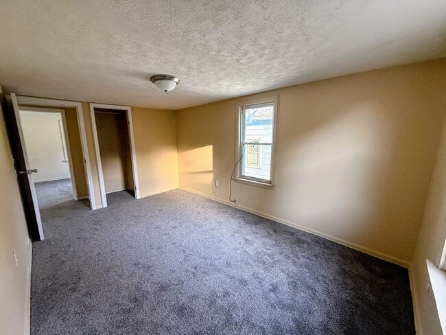 Building Photo - Four bedroom one bathroom single family home for rent