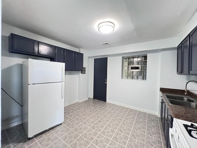 Building Photo - 7024 S Wentworth Ave