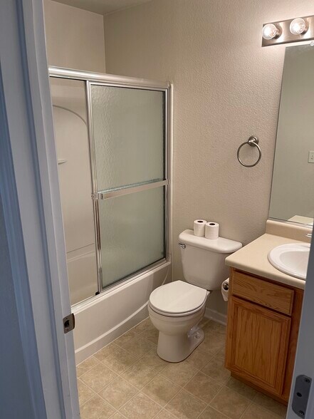 Guest bath - 3606 Ponderosa Ct