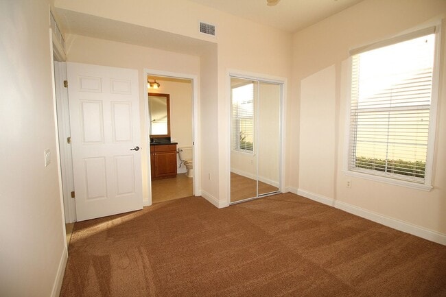 Building Photo - Luxury End Unit 3/2 Condo in Reunion