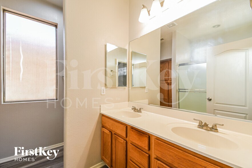 Building Photo - 2701 E Hulet Dr