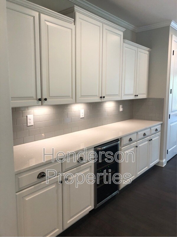 Building Photo - 10728 Vanguard Pkwy