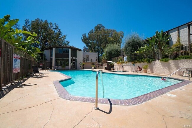 Building Photo - 322 Miraleste Dr