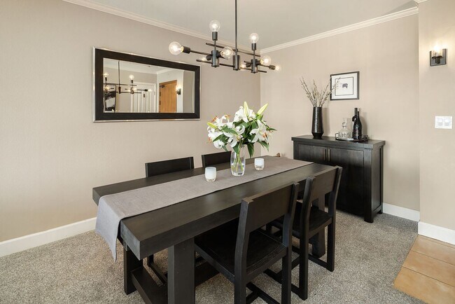 Building Photo - Top Floor Condo with Skyline Views in Merc...