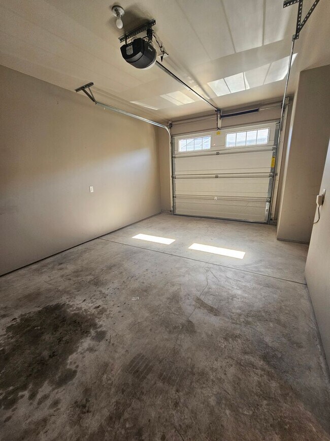 Building Photo - Beautiful 3 Bedroom Townhouse! Won't Last!