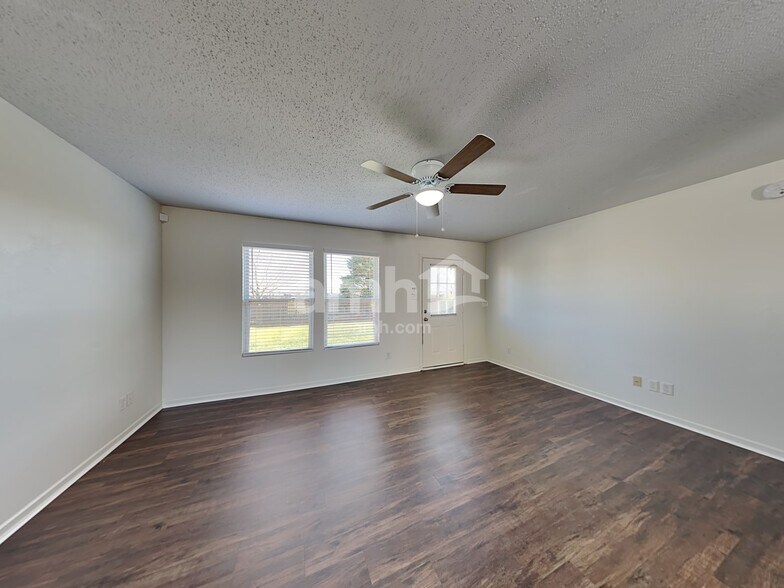 Building Photo - 527 Bourneside Dr