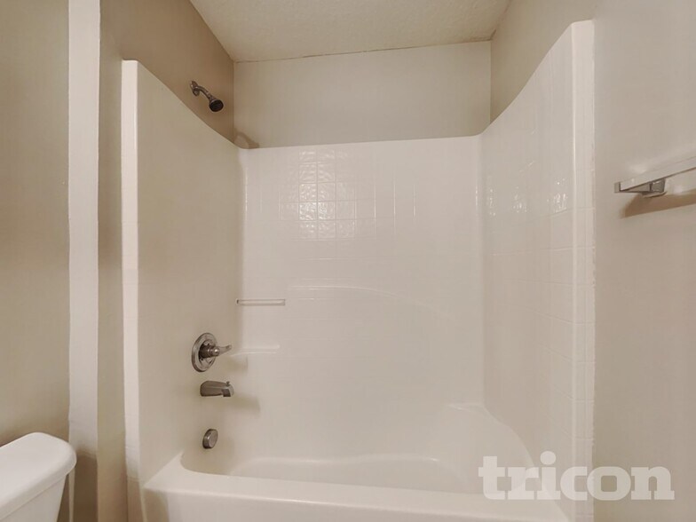 Building Photo - 192 King Arthur Ct