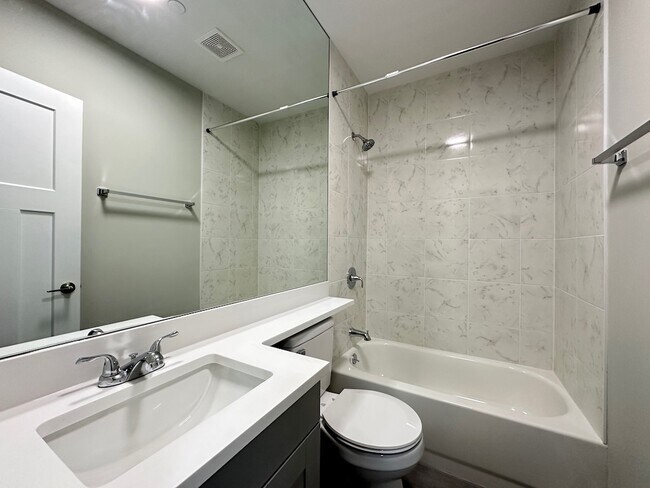 Building Photo - 1144 Oak Ave