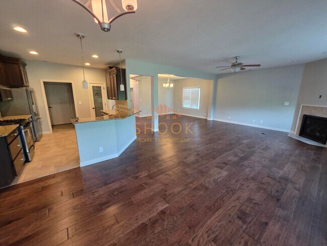 Building Photo - Luxury Home off of Coyote Crossing Golf Cl...
