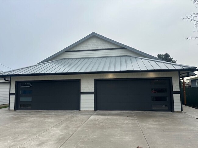 Building Photo - SD10th