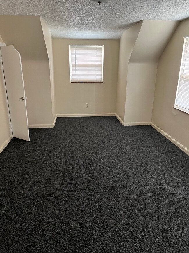 Building Photo - 15205 Maplewood Ave