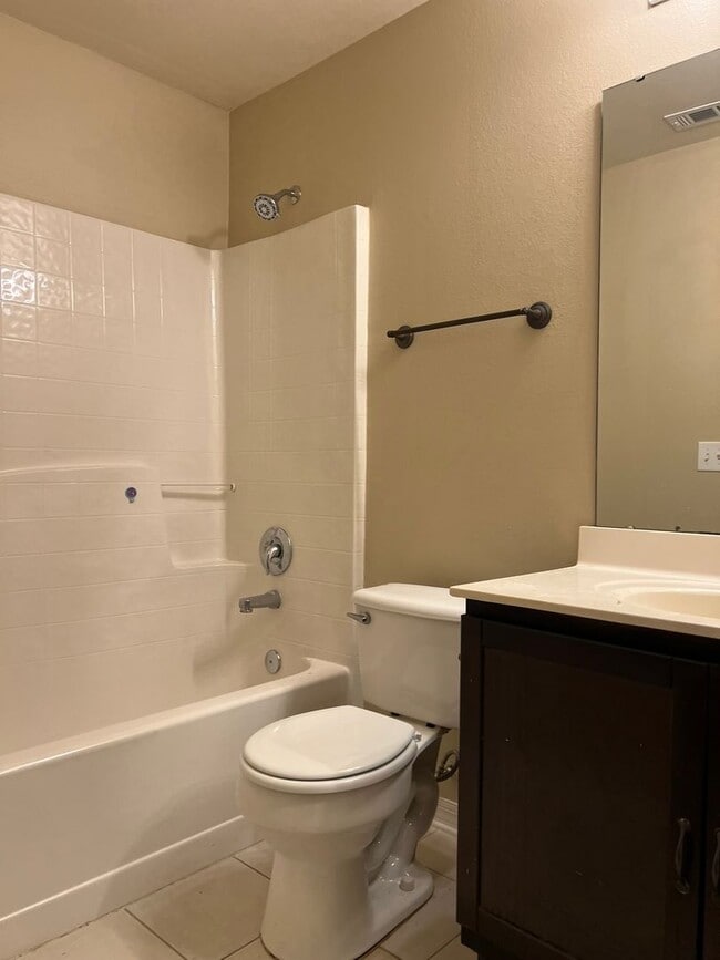 Building Photo - Beautiful 4/2 with 2 Car Garage in the Wek...